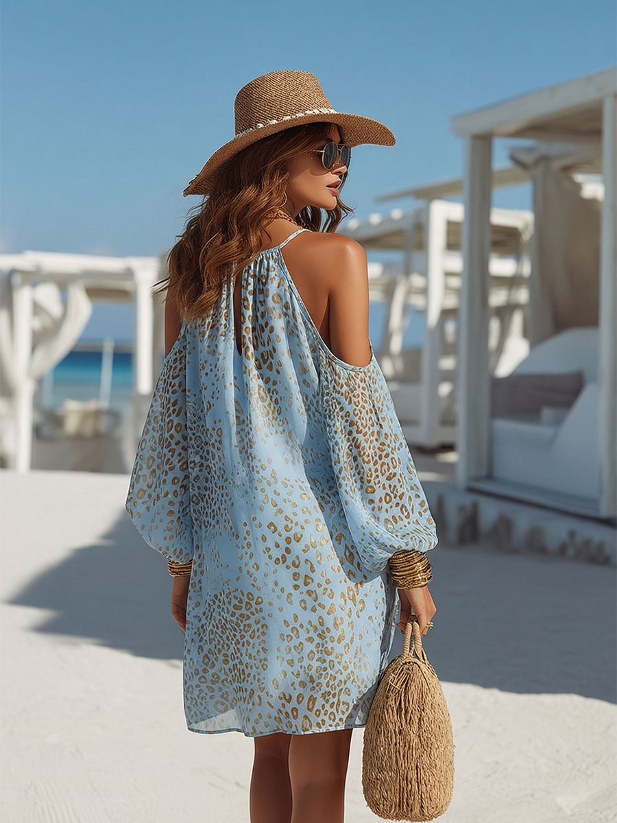 Robe mini en chiffon bleu avec imprimé léopard, à manches longues et épaules dénudées, style bohème romantique.