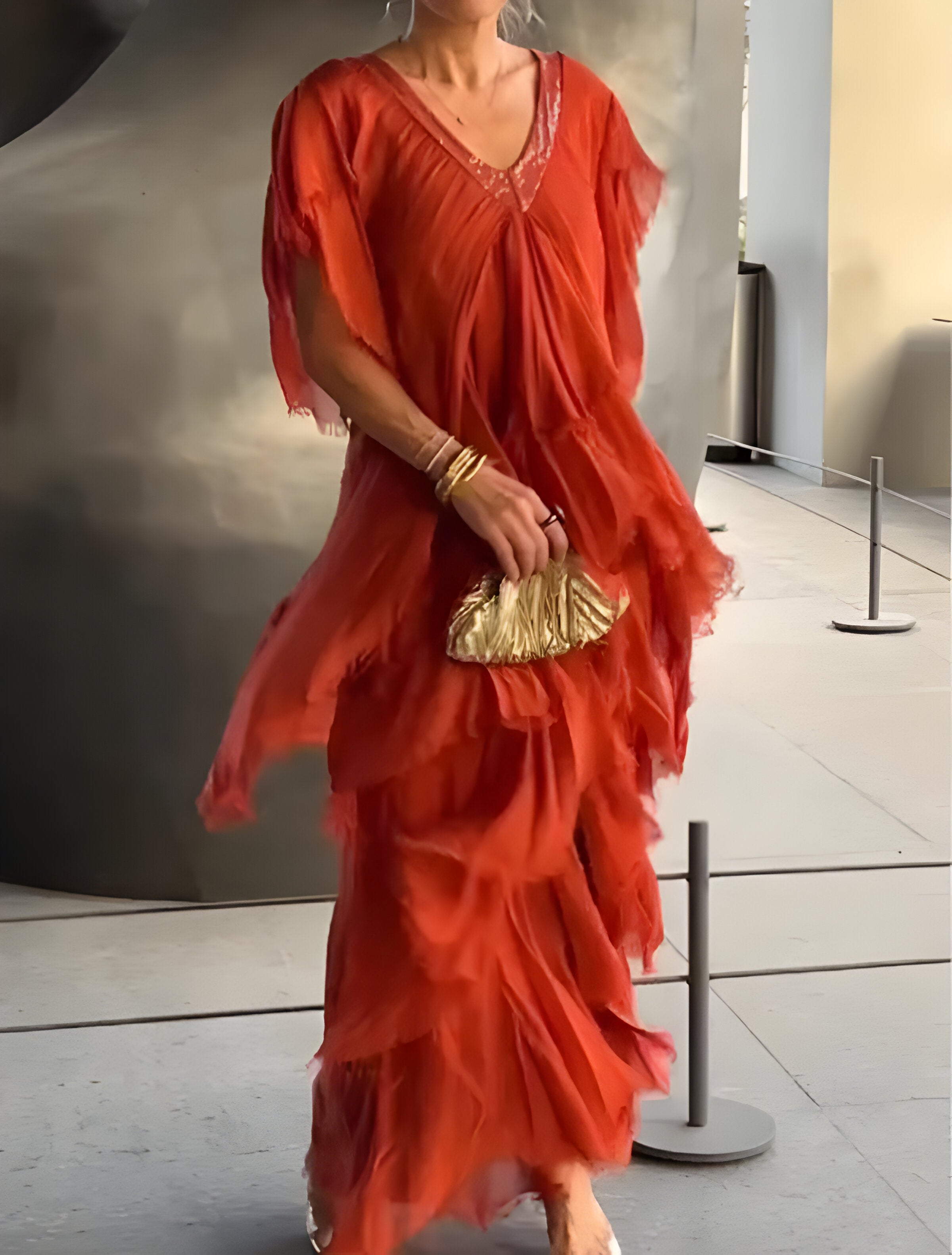 Elegant pleated dress with V-neckline, ideal for any occasion