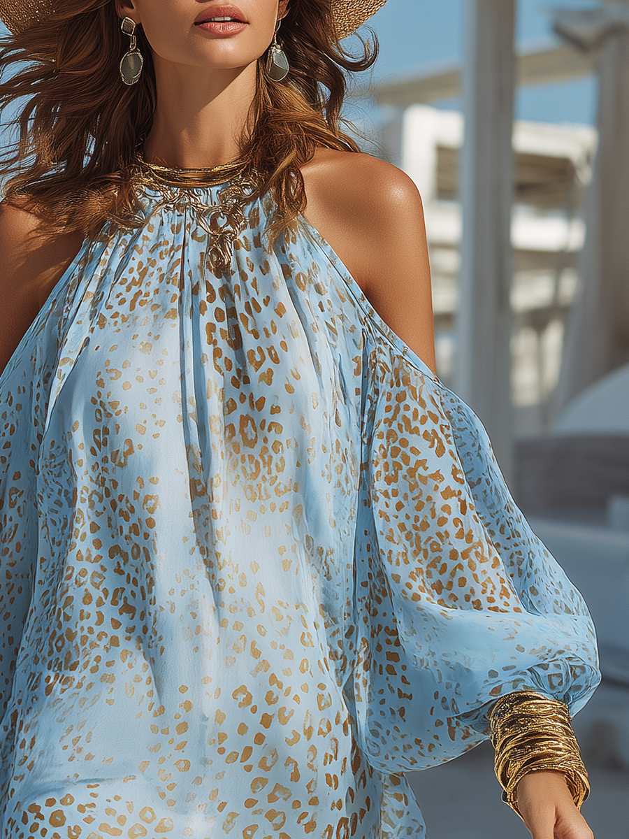 Robe mini en chiffon bleu avec imprimé léopard, à manches longues et épaules dénudées, style bohème romantique.