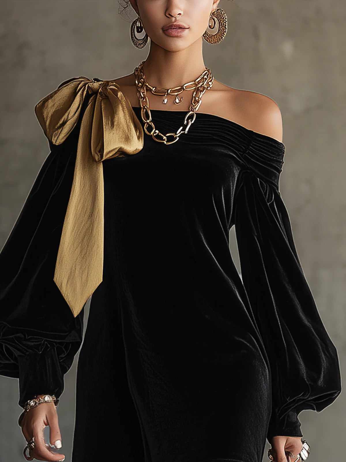 Robe Mini Off-Shoulder en Velours Noir et Satin Doré Patchwork