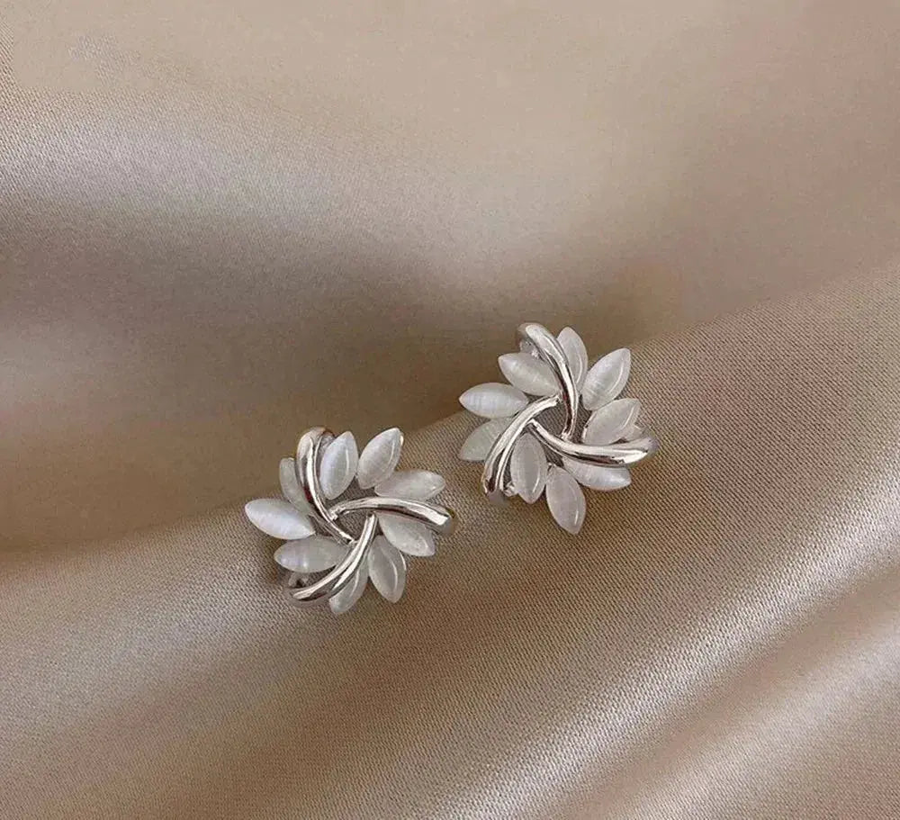 Boucles d'oreilles en or avec cercle en pétales d'opale élégantes et exquises