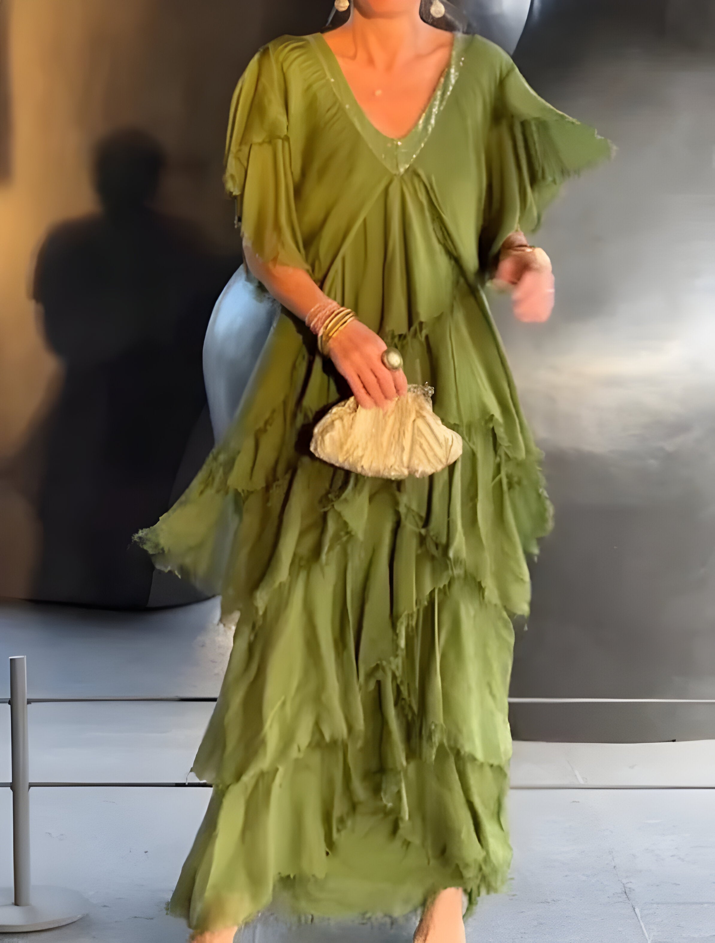 Robe plissée élégante avec décolleté en V, idéale pour toutes les occasions