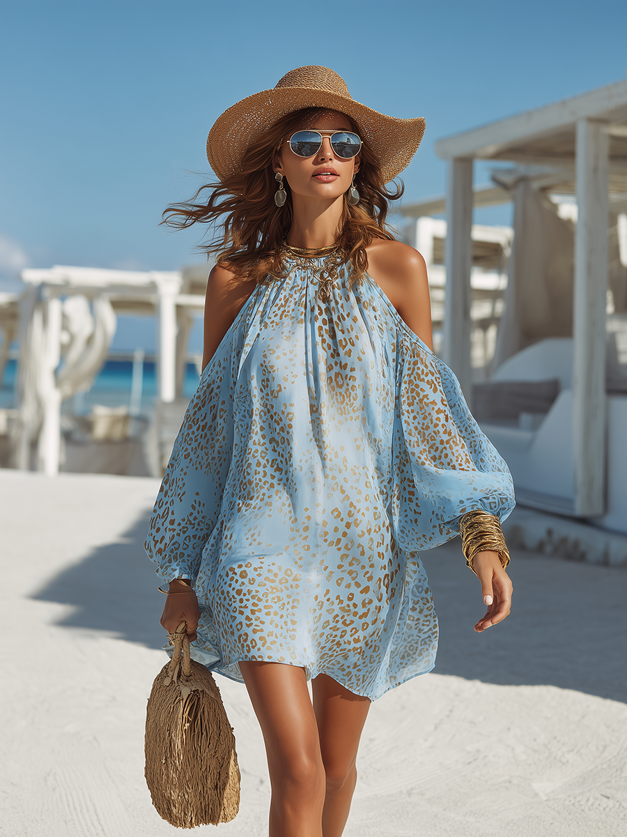 Robe mini en chiffon bleu avec imprimé léopard, à manches longues et épaules dénudées, style bohème romantique.