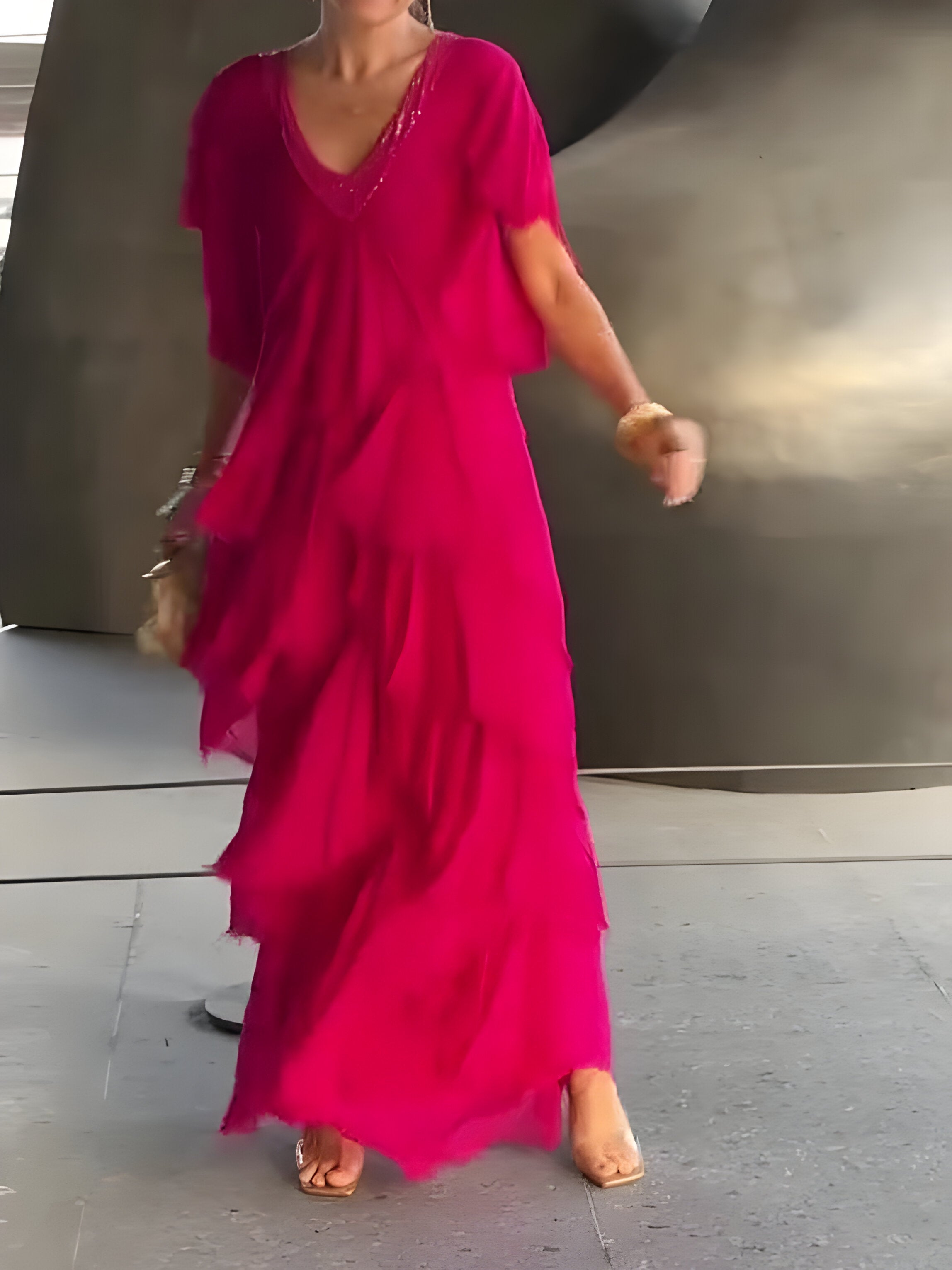 Elegant pleated dress with V-neckline, ideal for any occasion