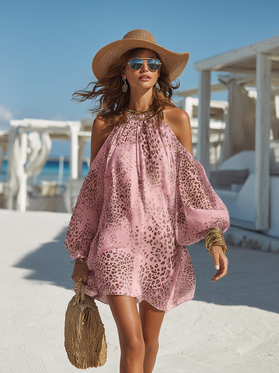 Robe mini en chiffon bleu avec imprimé léopard, à manches longues et épaules dénudées, style bohème romantique.