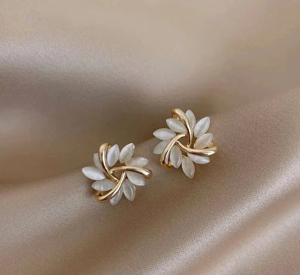 Boucles d'oreilles en or avec cercle en pétales d'opale élégantes et exquises