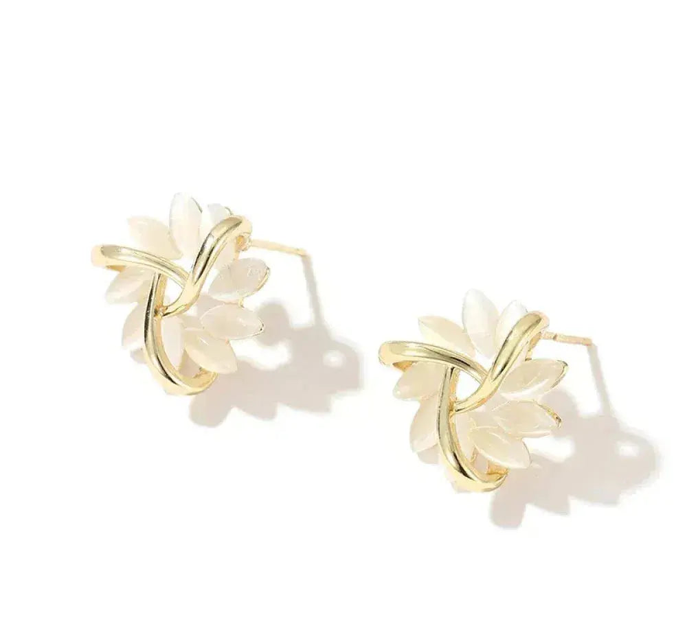 Boucles d'oreilles en or avec cercle en pétales d'opale élégantes et exquises