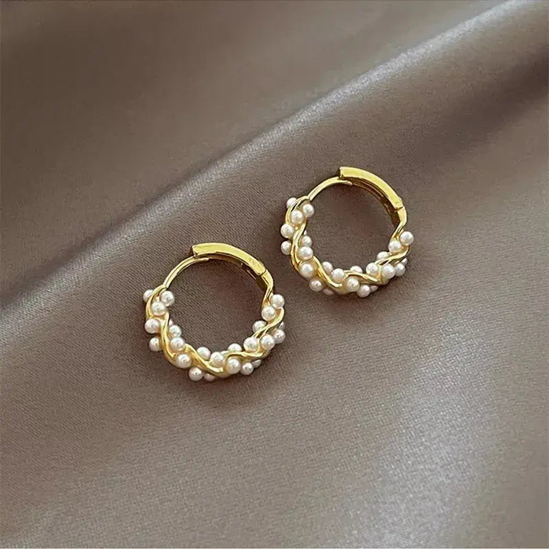 Boucles d'oreilles rondes élégantes avec incrustations